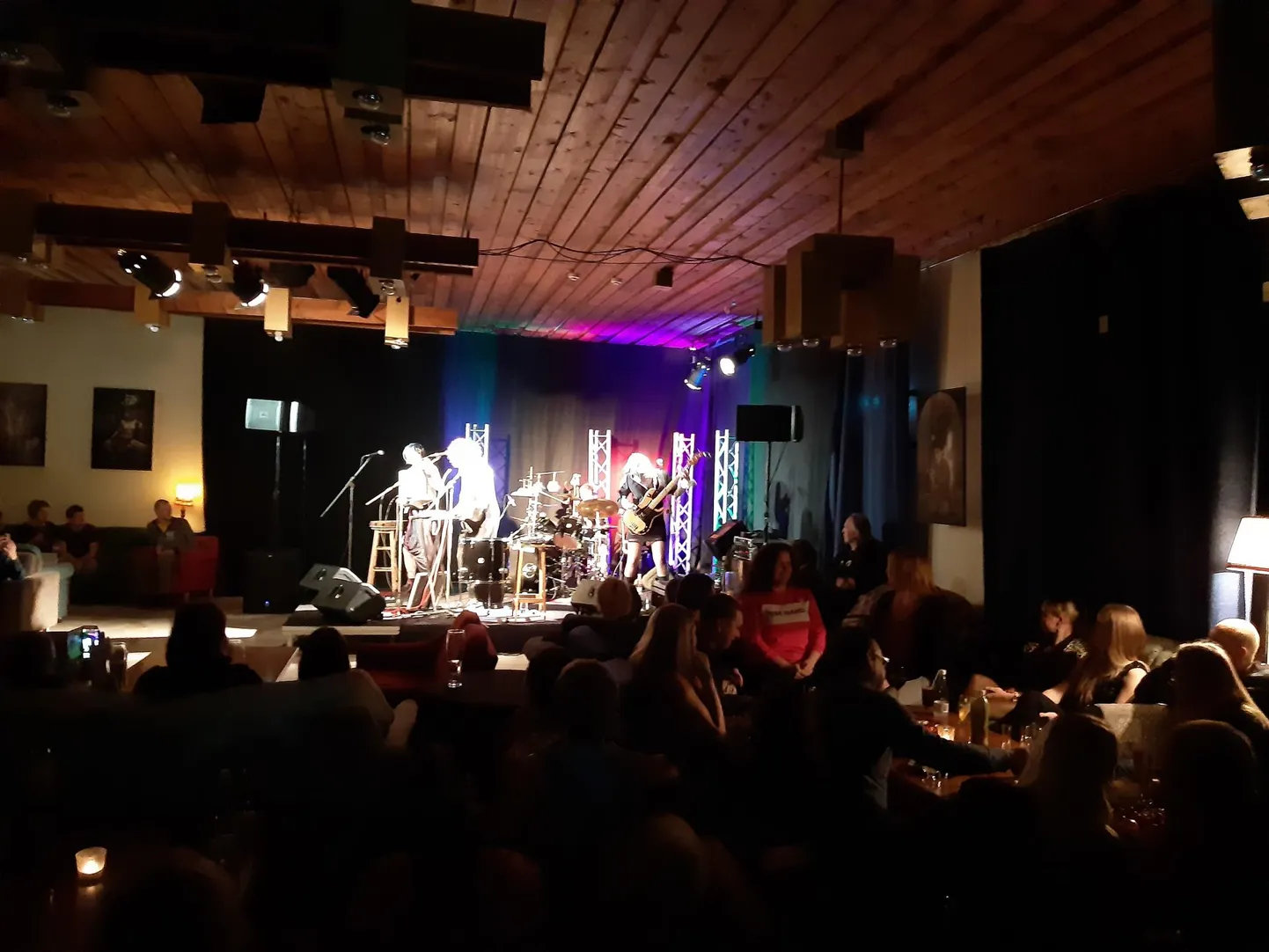 Peterburi naistebänd Iva Nova andis Rakveres Buena Vista Sofa Clubis kontserdi täissaalile.