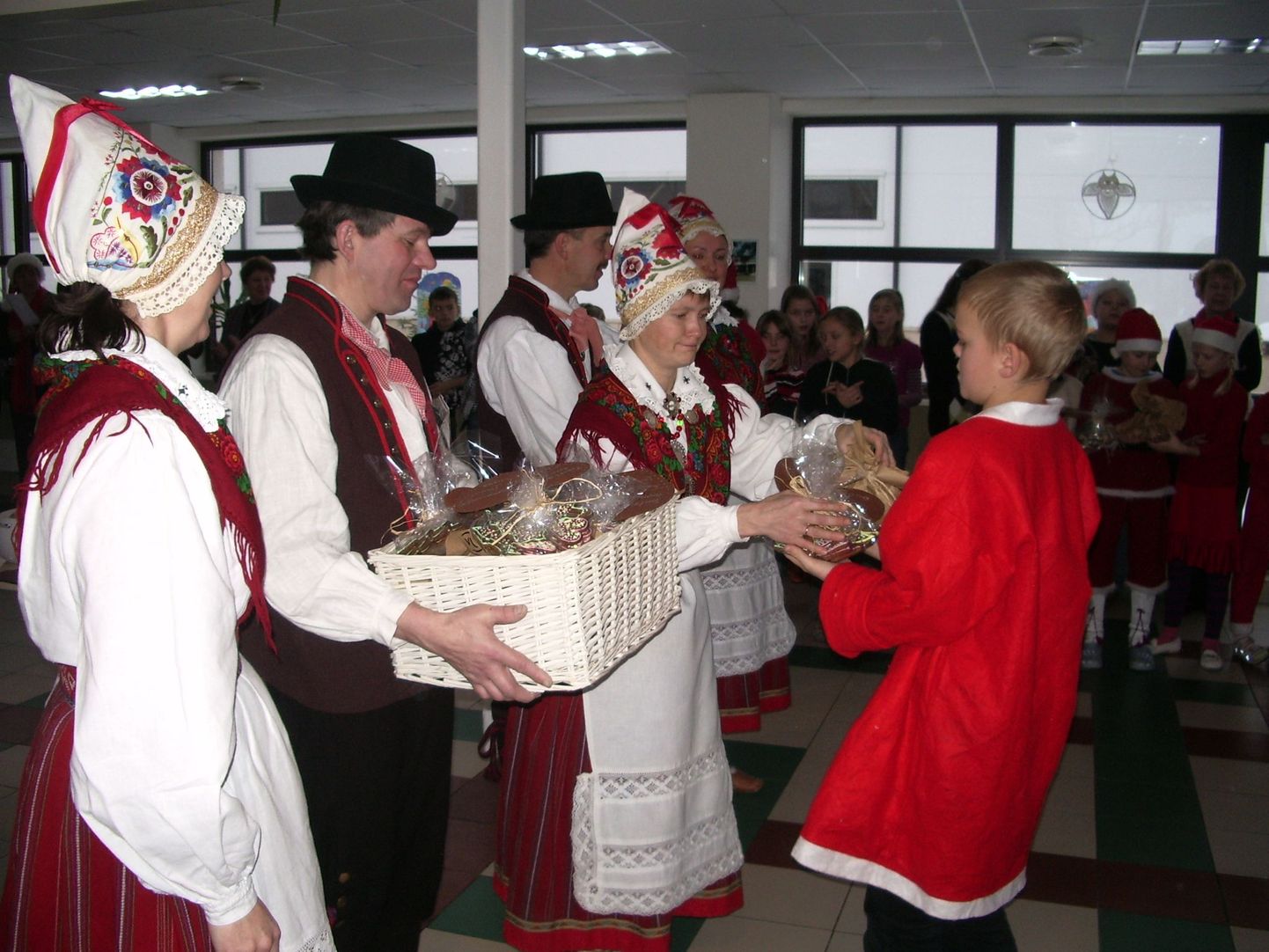 Neljas advent Jõõpre koolis: päkapiku- ja piparkoogipäev, kaunid esinemised ja helded külalised.