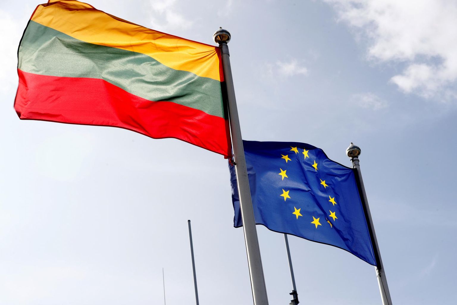 Euroopa Liidu ja Leedu lipud Medininkai piiripunktis.