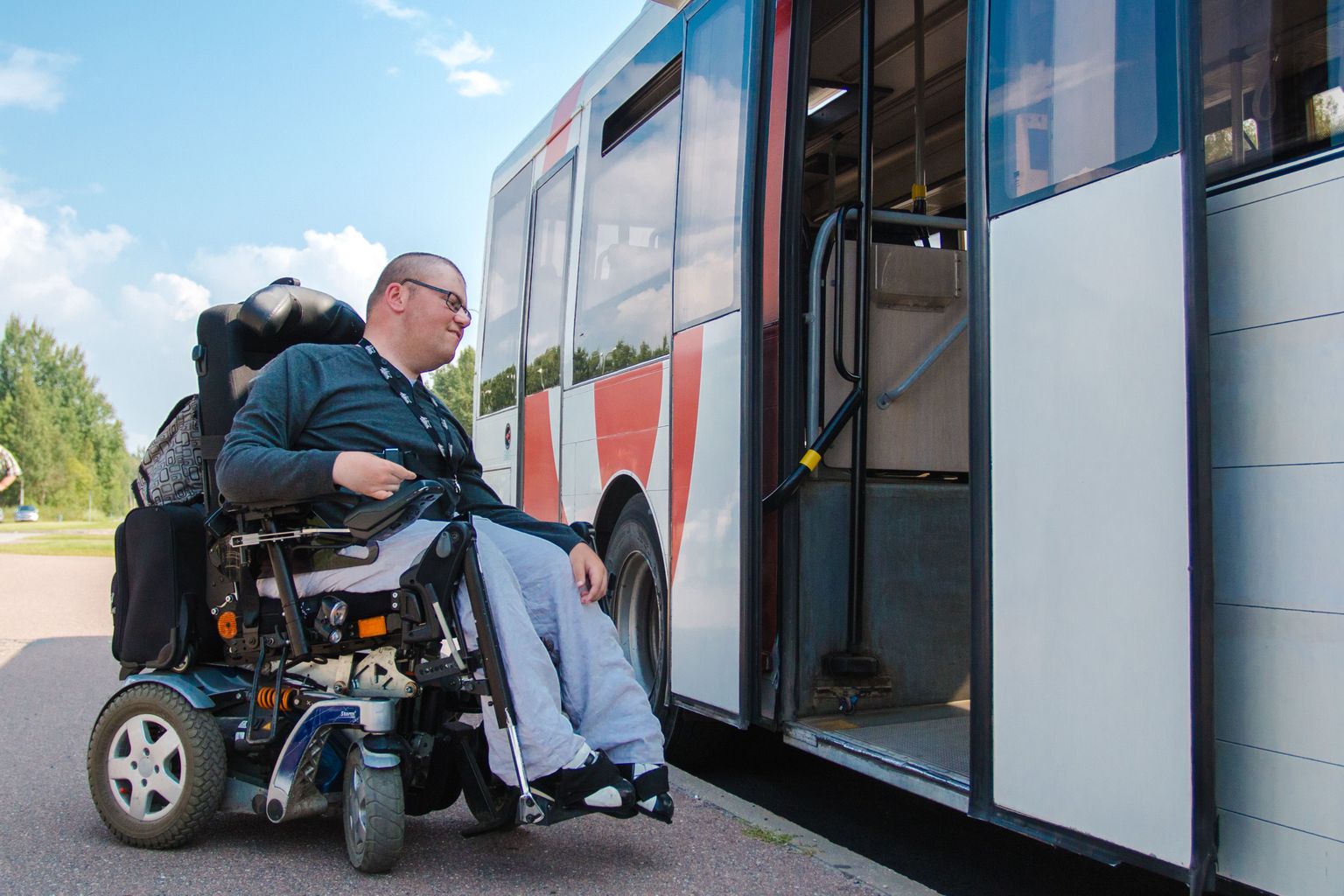 Jüri Lehtmets, Eesti Lihashaigete seltsi juhatuse liige. Praegu kasutab Jüri hingamiseks sageli spetsiaalset ratastoolile monteeritud hingamisaparaati.
