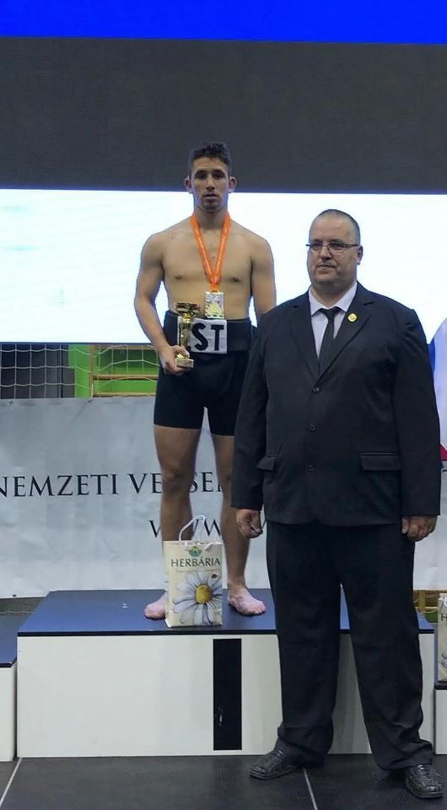 Lõppeva aasta parim noormeeste kadettide vanuseklassi sumotor Romel Seemann (vasakul) ja kohtunik Meelis Höövelson.