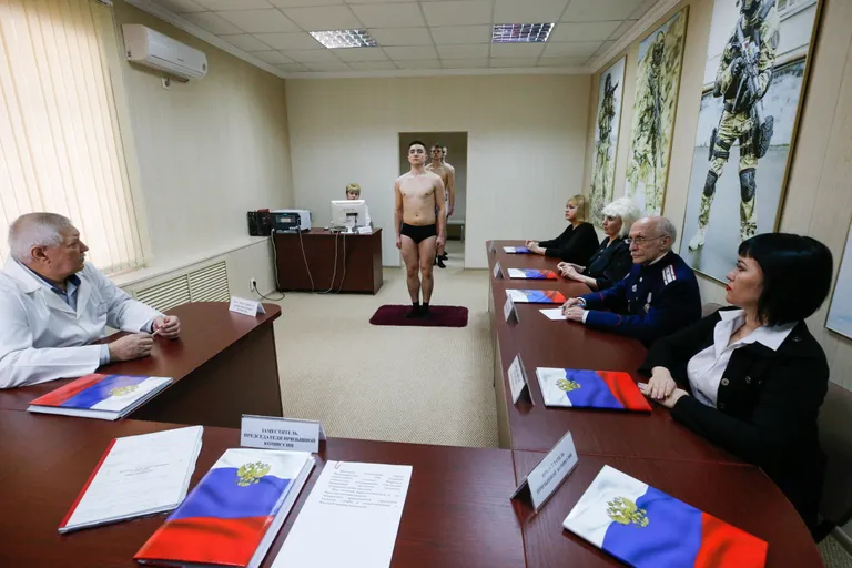Vene sõjakomissariaat hindamas kutsealuse tervist.