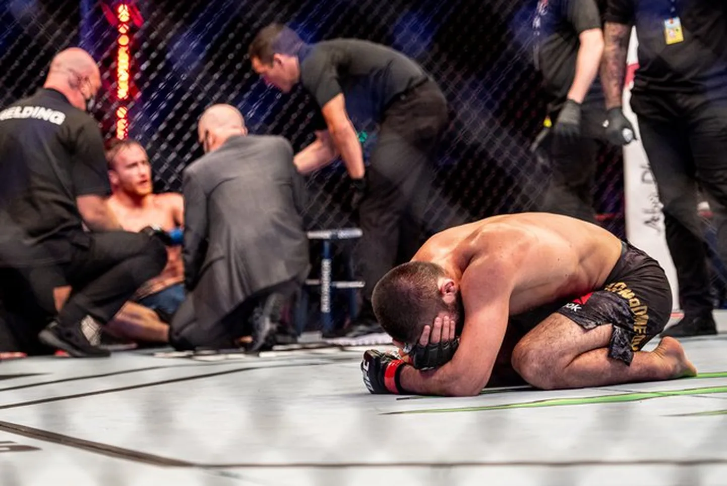 Habib Nurmagomedov langes karjääri viimase matši järel põlvili.