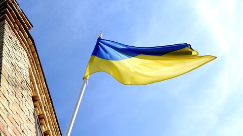 "Uz spēles ir mūsu drošība." EP apstiprina 90 miljardu eiro aizdevumu Ukrainai