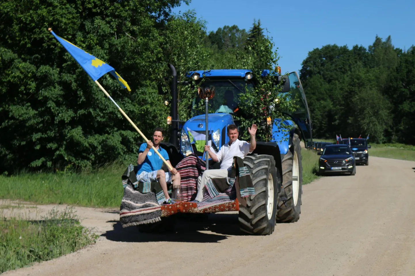 Tuli jõudis kahe valla piirile traktorisahal. Saha peal istus ka Võru vallavanem Kalmer Puusepp (paremal).