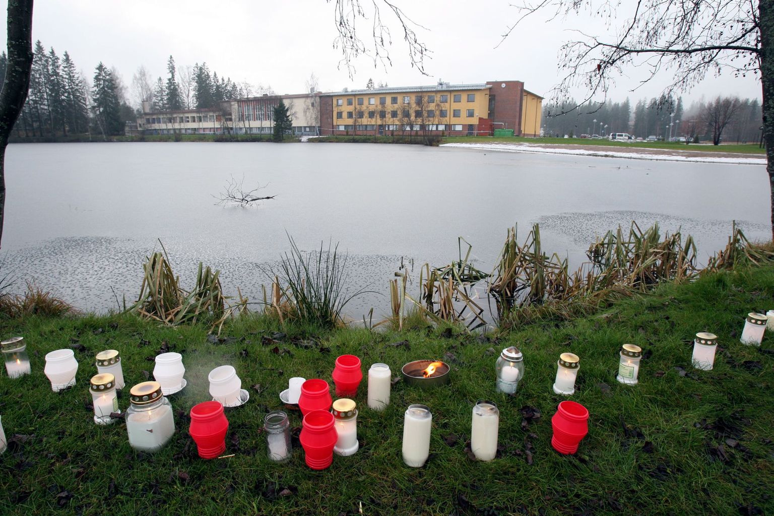 Küünlad Jokela kooli juures päev pärast tulistamist ehk 8. novembril 2007