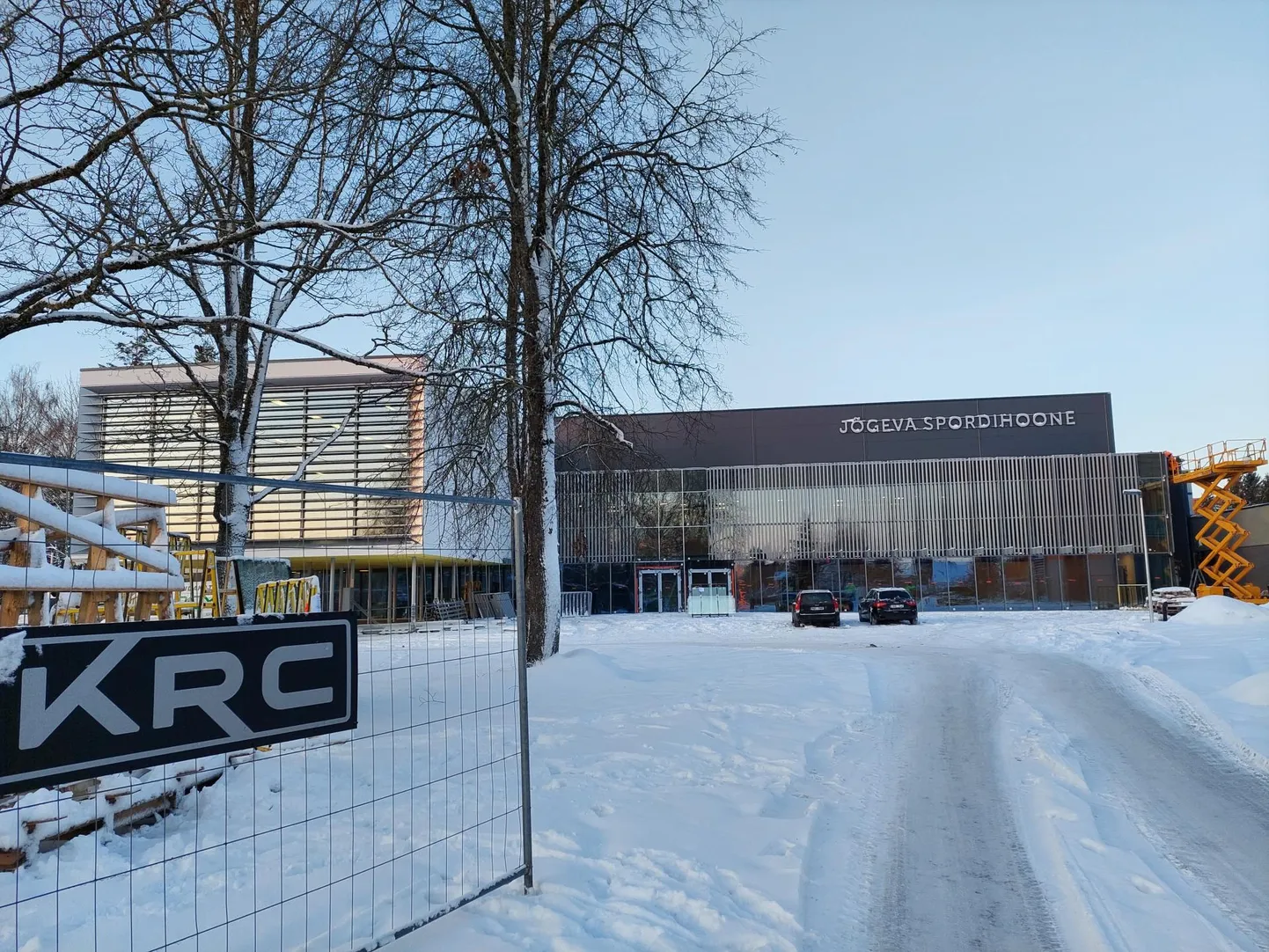 Eile päikeseloojangu eel käis Jõgeva põhikooli kõrval sprodihoone ehitus nii väljas kui sees.