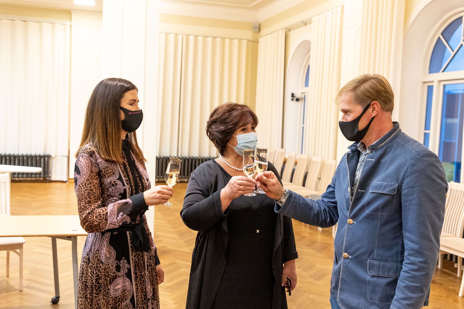 Täna õhtul pärast koalitsioonilepingu allkirjastamist kõlistasid Siret Pihelgas (vasakult), Kersti Sarapuu ja Tarmo Alt klaase kokku.