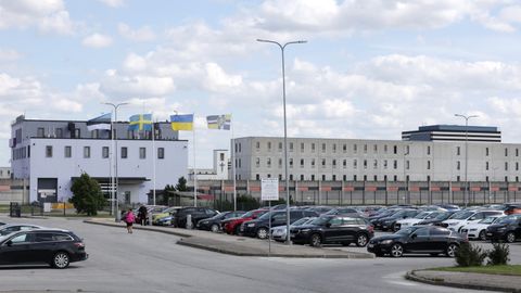 Vangla ees lehvib Rootsi lipp, vangid saabuvad salaja