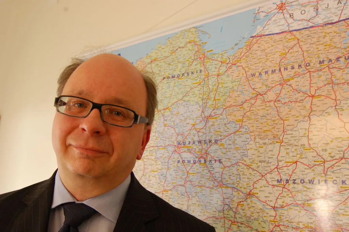 Rootsi suursaadik Poolas Dag Hartelius usub, et Poola kui stabiilne demokraatia hakkab kindlasti ruttu jälle toimima, kuid suurõnnetuse emotsionaalsest poolest on märksa raskem üle saada.