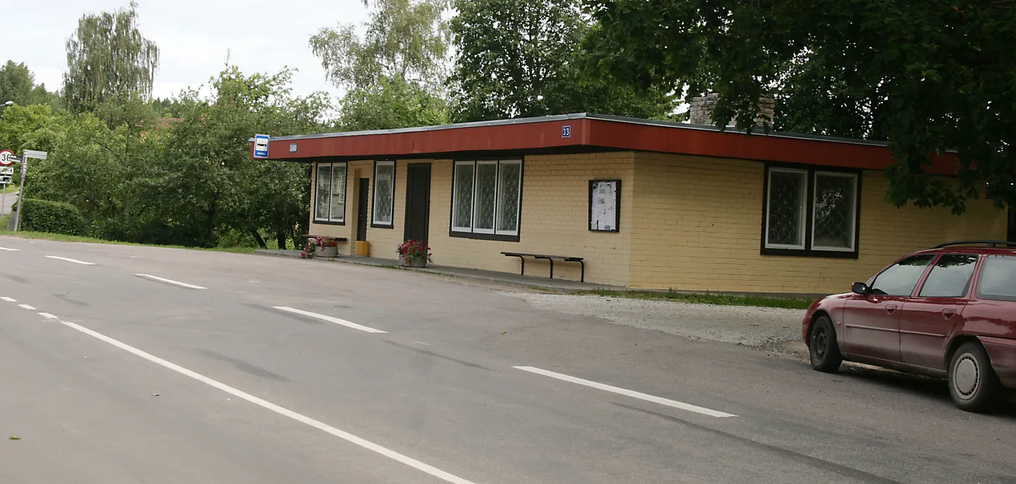Aastaid tühjana seisnud bussijaama hoone kaob peatselt maa pealt.