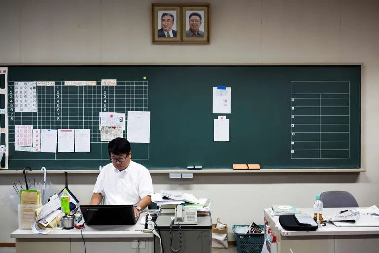 Põhja-Korea kogukonnal Jaapanis on omad koolid. Fotol Korea kooli klassiruum Tokyos, seinal Põhja-Korea surnud liidrite Kim Il-sungi ja Kim Jong-il.
