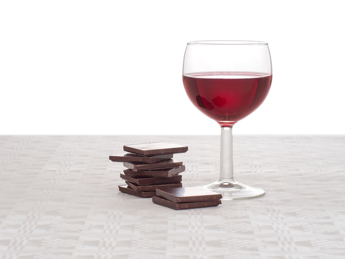 Красное вино и шоколад. Иллюстративное фото