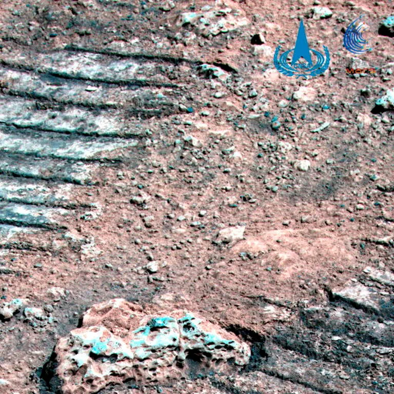 Hiina marskulguri Zhurongi foto Marsi pinnast, kus on näha kulguri rataste jälgi