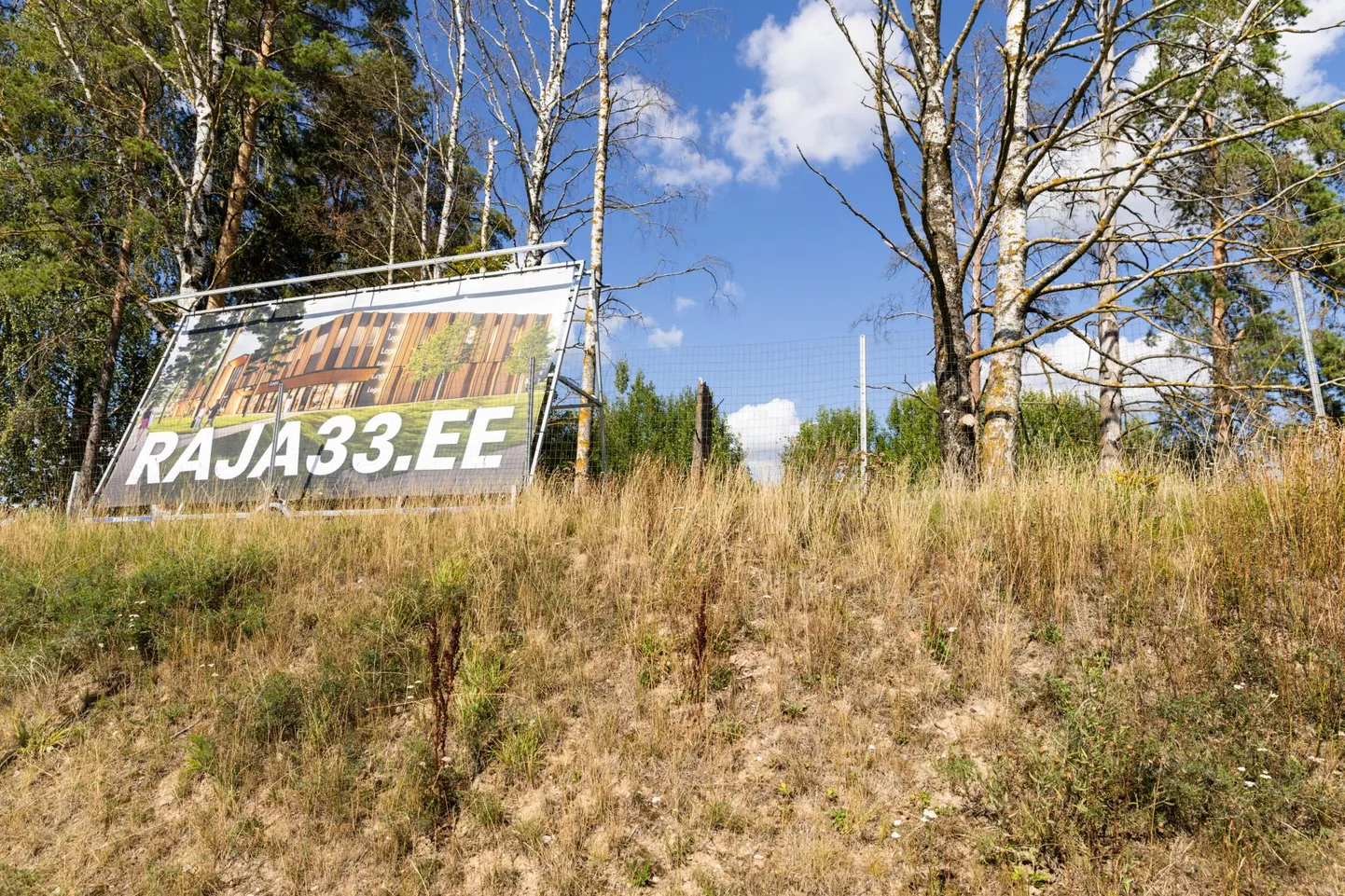 Praegu on Raja 33 krundil tulevasest hoonest vaid suur silt, kuid ehitus algab esimesel võimalusel, sest arendajal on ehitusluba käes.