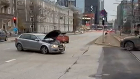 VIDEO ⟩ «Idioote leidub ikka igasuguseid!» Tallinna kesklinnas sõitis ringi lahtise kapotiga auto