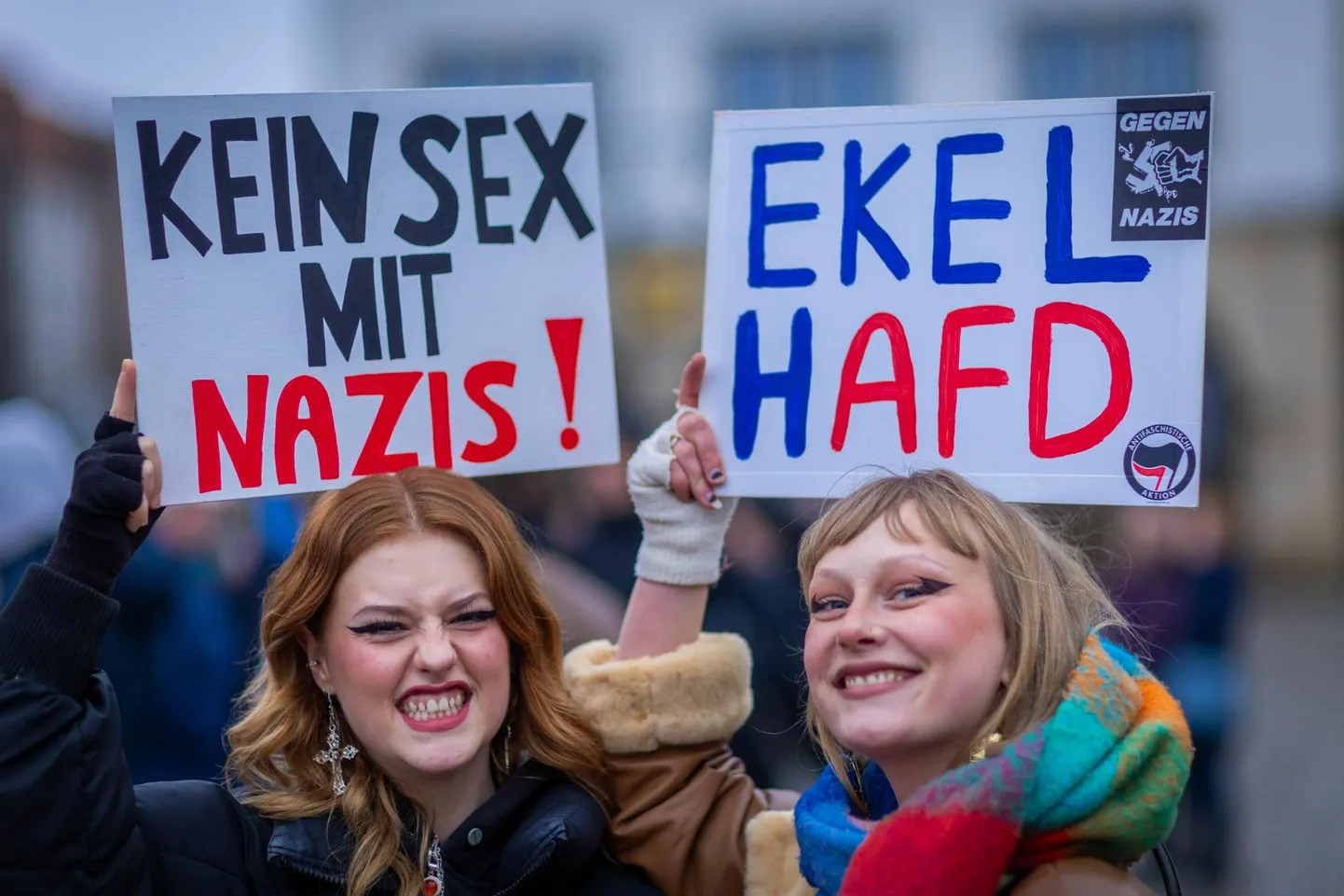 Näide sugude sõjast – noored naised protestivad paremäärmusluse vastu plakatiga «Natsidega ei seksi!» ja AfD vastase sõnamänguga ekelhaft 'vastik'. Noori mehi aga tõmbab just paremäärmuslus.