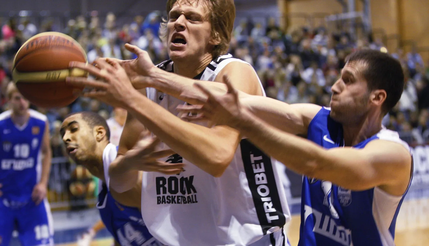 Eesti meistrivõistlustel korvpallis kohtusid TÜ/Rock ja Tallinna Kalev. Mängu võitis Rock tulemusega 60:40 (pildil Uros Lukovic).