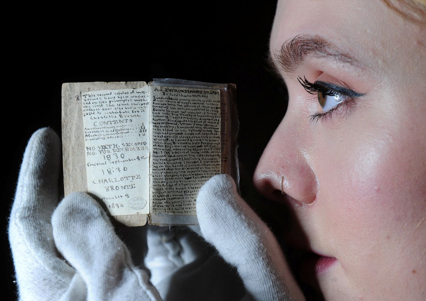 Kultuuriassistent Emma Littlejohns hoiab käes Charlotte Brontë raamatut.