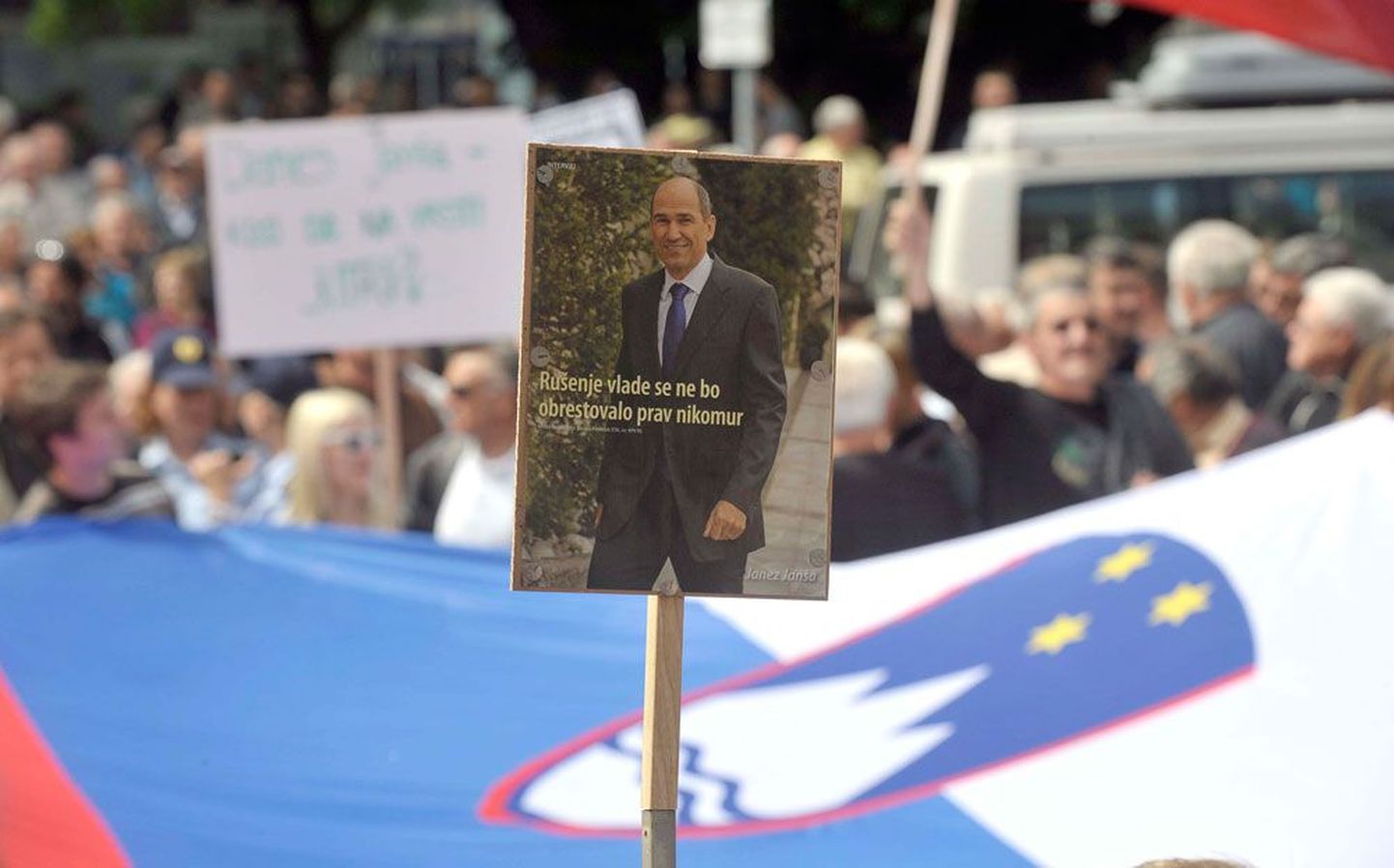 «Valitsuse purustamine pole kellegi huvides,» deklareeris plakat pärast Janez Janša süüdimõistmist üleeile Ljubljanas tänavale tulnud endise peaministri poolehoidja käes.