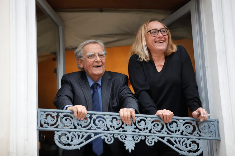Virdžīnija Depānta kopā ar kolēģi, Francijas literārās prēmijas Prix Goncourt žūrijas locekli Bernāru Pivo restorānā "Drouant" Parīzē, Francijā. 2018. gads.