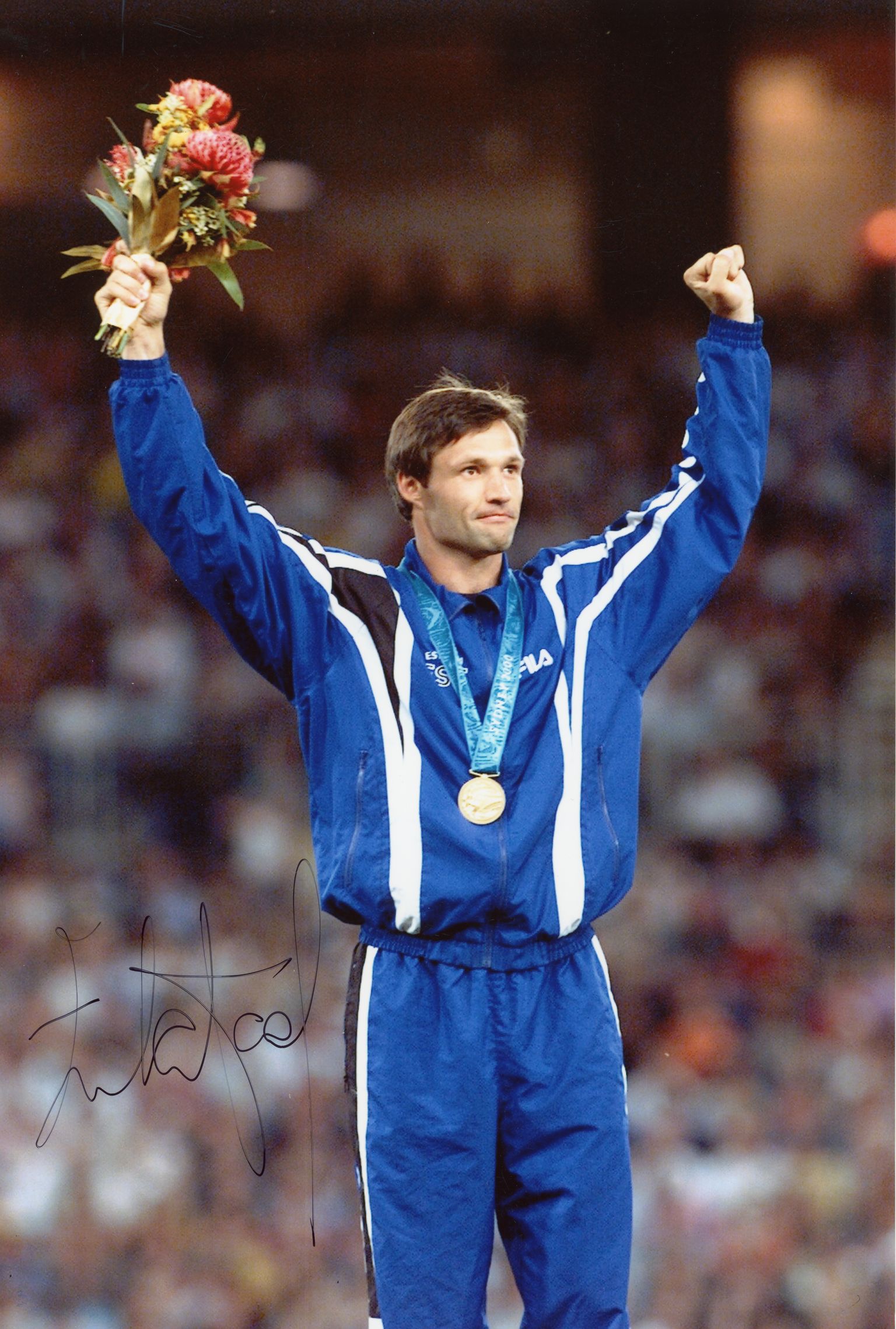 Olümpiavõitja Erki Nool Sydneys autasustamispjedestaalil (2000).