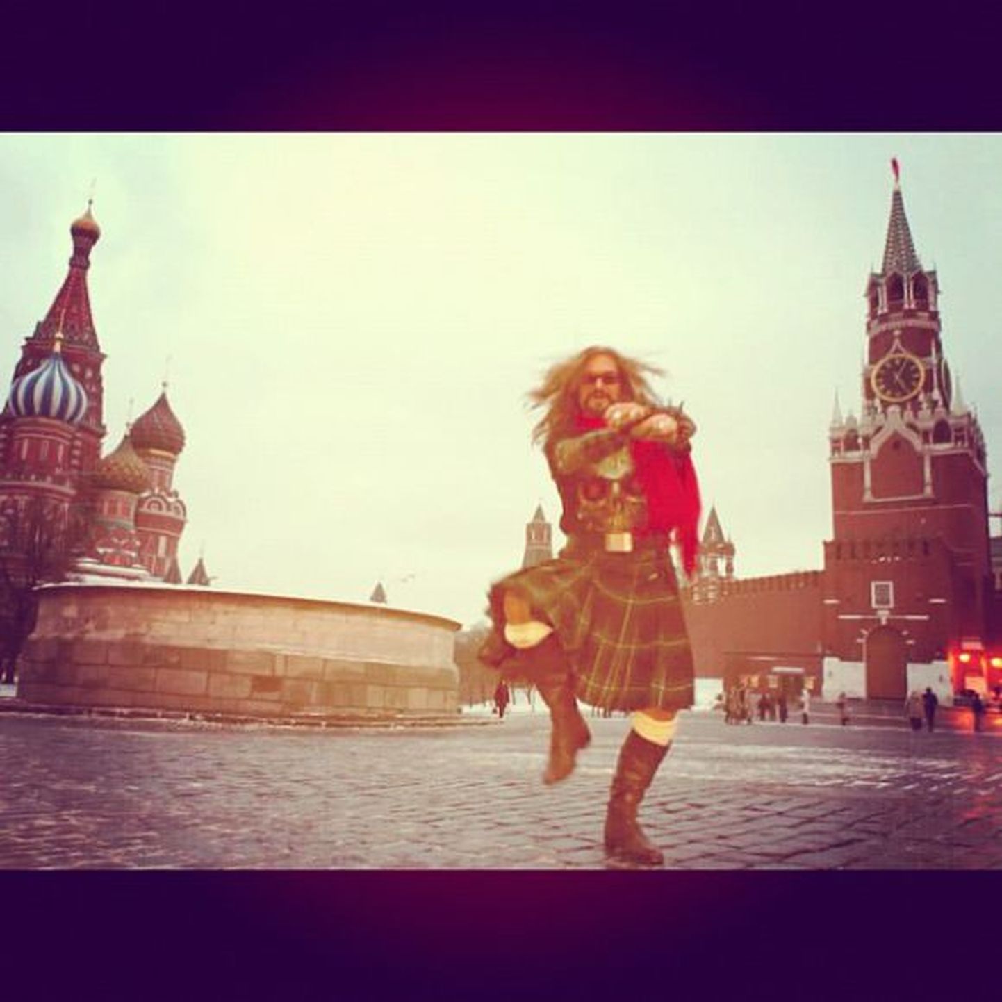Никита Джигурда танцует на Красной площади