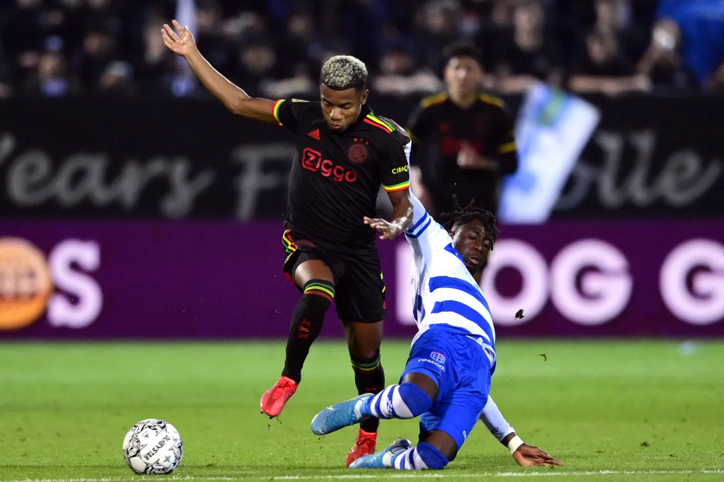 Amsterdami Ajaxi mängija (vasakul) väljakul nende uues mänguvormis, mille UEFA Meistrite liigas ära keelas.