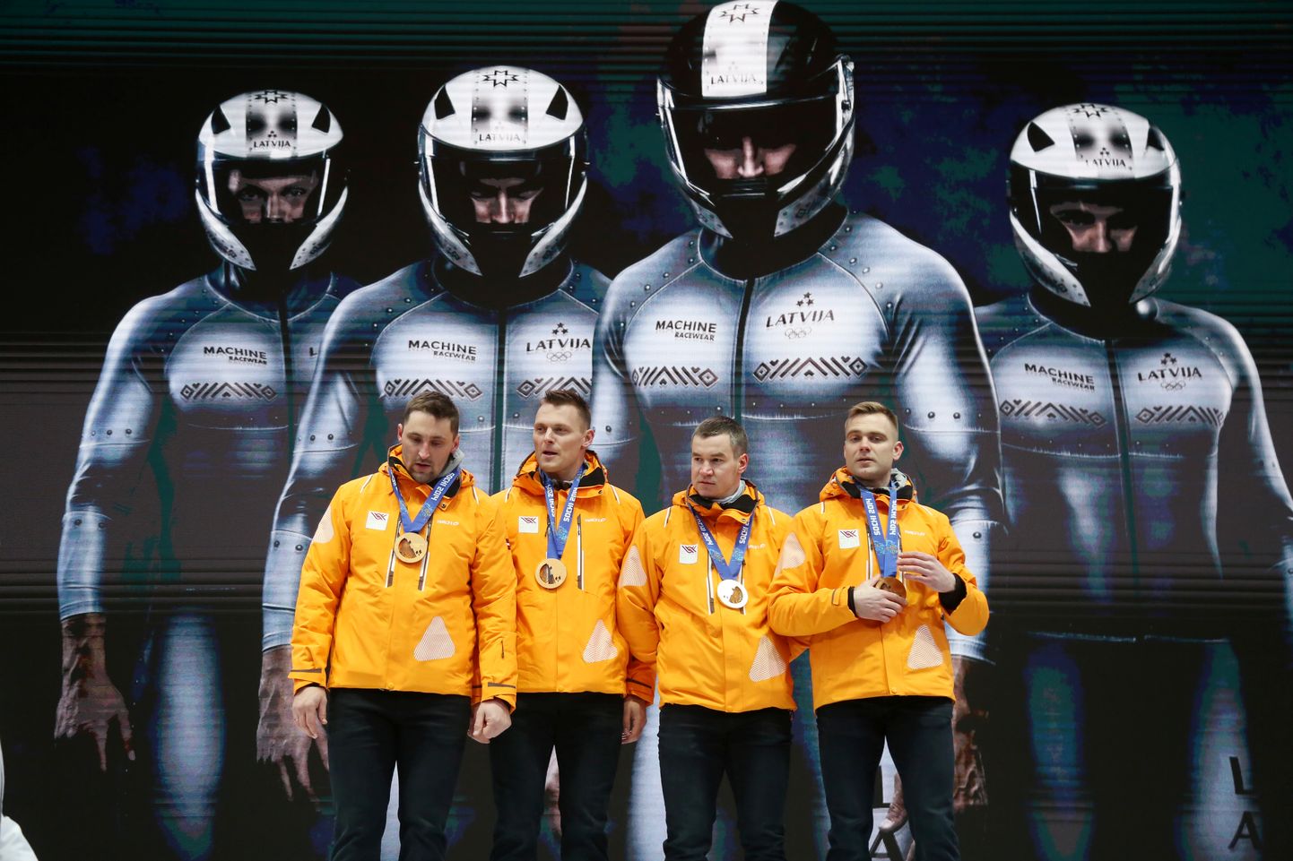 Bobsleja četrinieka ekipāža ? Oskars Melbārdis (no kreisās), Daumants Dreiškens, Arvis Vilkaste un Jānis Strenga ar saņemtajām 2014.gada Soču olimpisko spēļu zelta medaļām, kuras viņiem pienākas pēc krievu bobsleja četrinieka diskvalifikācijas par dopinga pārkāpumiem, Pasaules kausa sacensību laikā Siguldā.