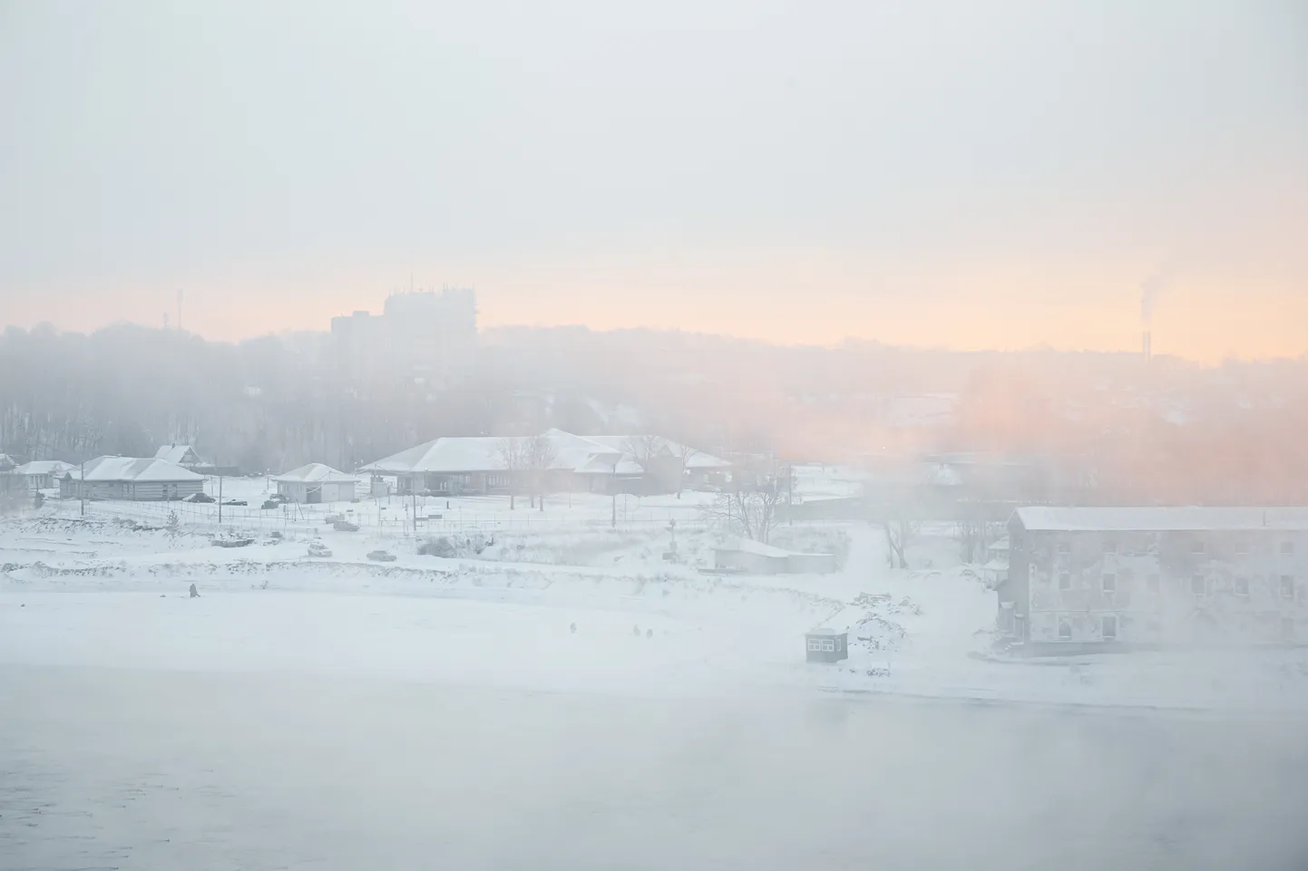 Вид на Ивангородский пограничный пункт зимним морозным утром.