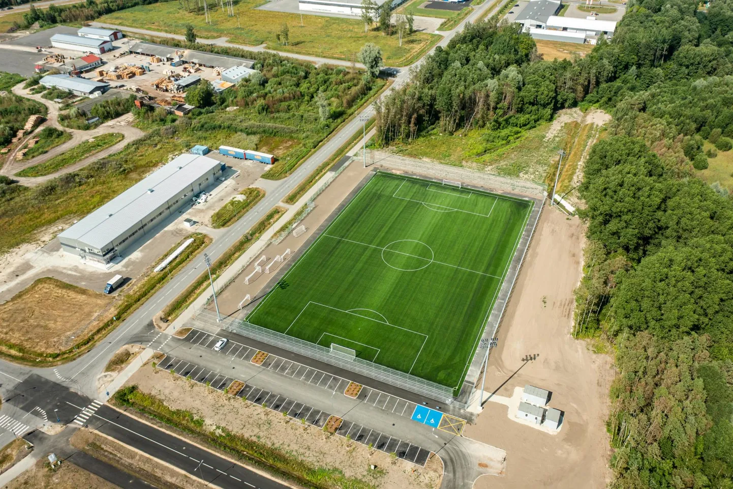Rehepapi 3 jalgpallistaadion on peaaegu üleandmiseks valmis, kuid linna jaoks on probleem tähtaja ületamises mitme nädala võrra.