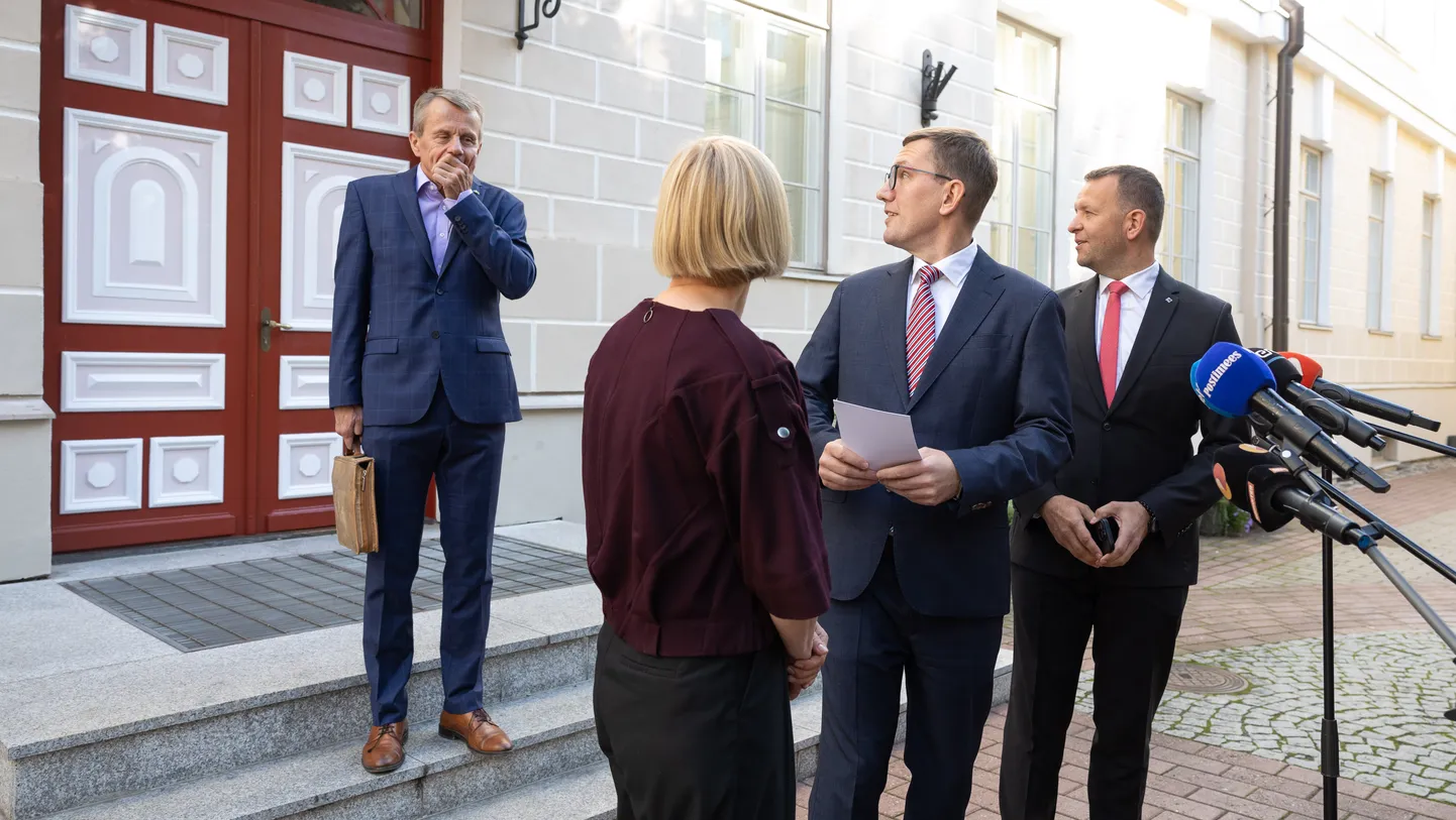 Riigikogu Keskerakonna fraktsiooni juht Lauri Laats peab kahetsusväärseks ja nördima panevaks rahandusminister Jürgen Ligi (trepil) väljaütlemisi riigieelarve esimesel lugemisel ning lubab alustada konsultatsioone teiste opositsioonierakondadega Reformierakonna poliitiku umbusaldamiseks.