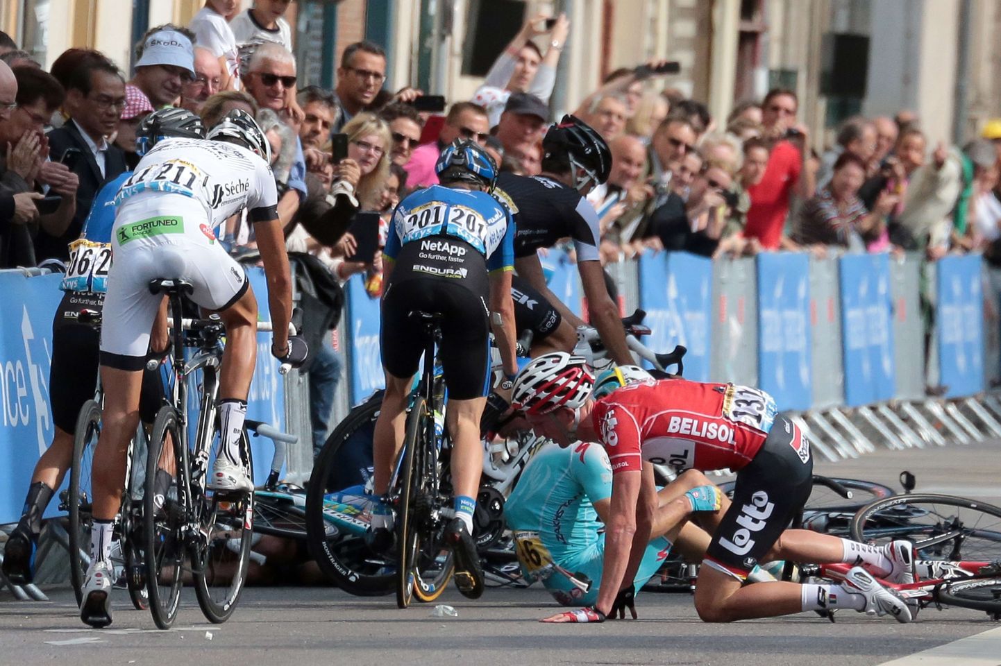 Tanel Kangert (helesinises vormis) kukkus Tour de France'i seitsmenda etapi lõpus.