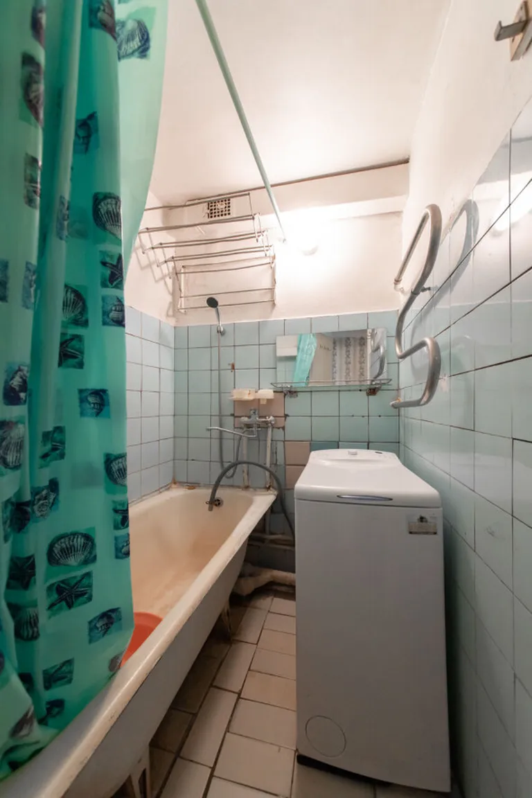 За квартиру с такой ванной комнатой просят 400 евро в месяц.