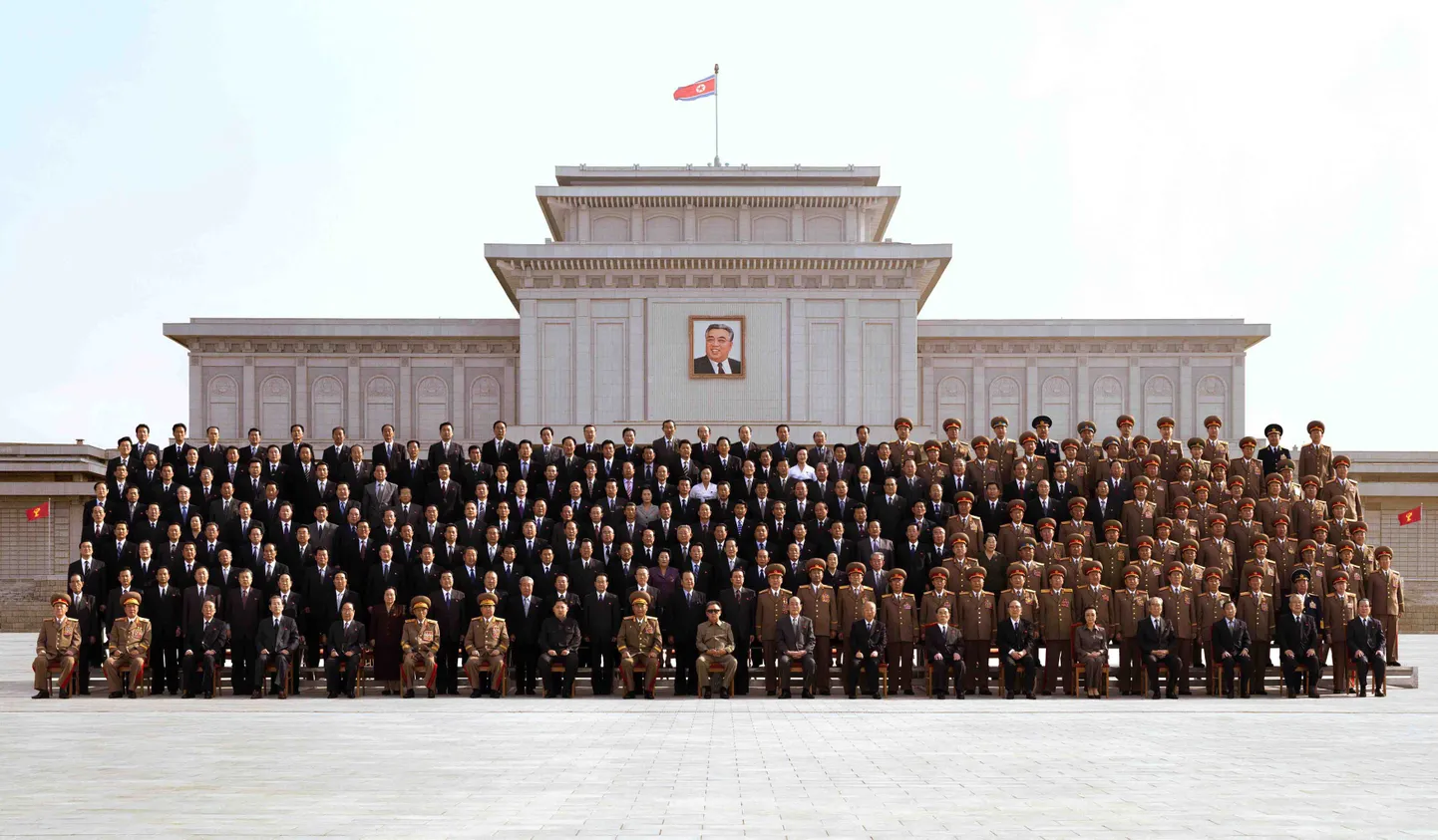 Kim Jong-un (allreas vasakult kaheksas) grupifotol.