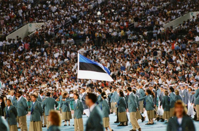 Eesti lippu kandev Jüri Jaanson siseneb Atlanta mängude avatseremoonial meie sportlasdelegatsiooni eesotsas olümpiastaadionile (1996).