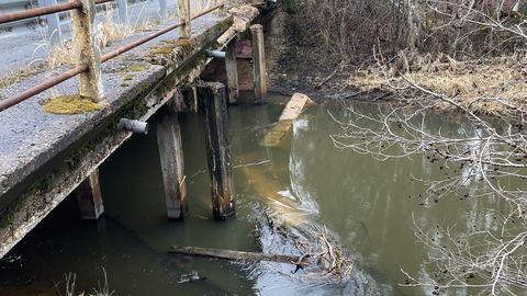 Peedu sillalt kukkusid betoonelemendid jõkke