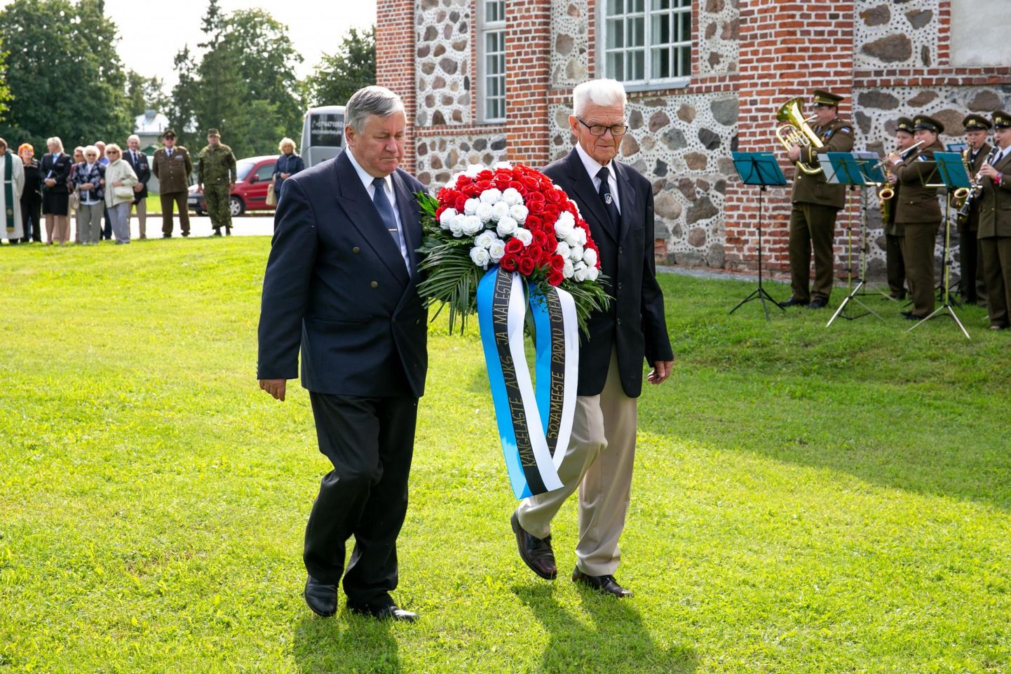 Laupäeva keskpäeval meenutatakse Toris Eesti sõjameeste mälestuskirikus jumalateenistusega Eesti diplomaatia edulugu, Vene vägede lahkumist, millest just sellel kuupäeval möödub 25 aastat.