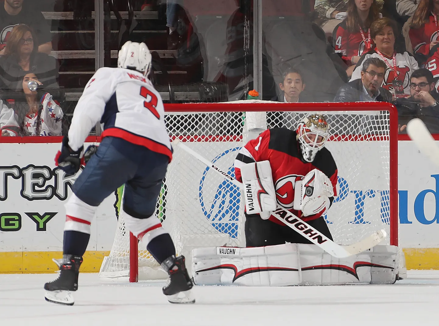 New Jersey Devilsi väravavaht Keith Kinkaid (punases) hoidis valitseva meistri vastu seljataguse puhtana.