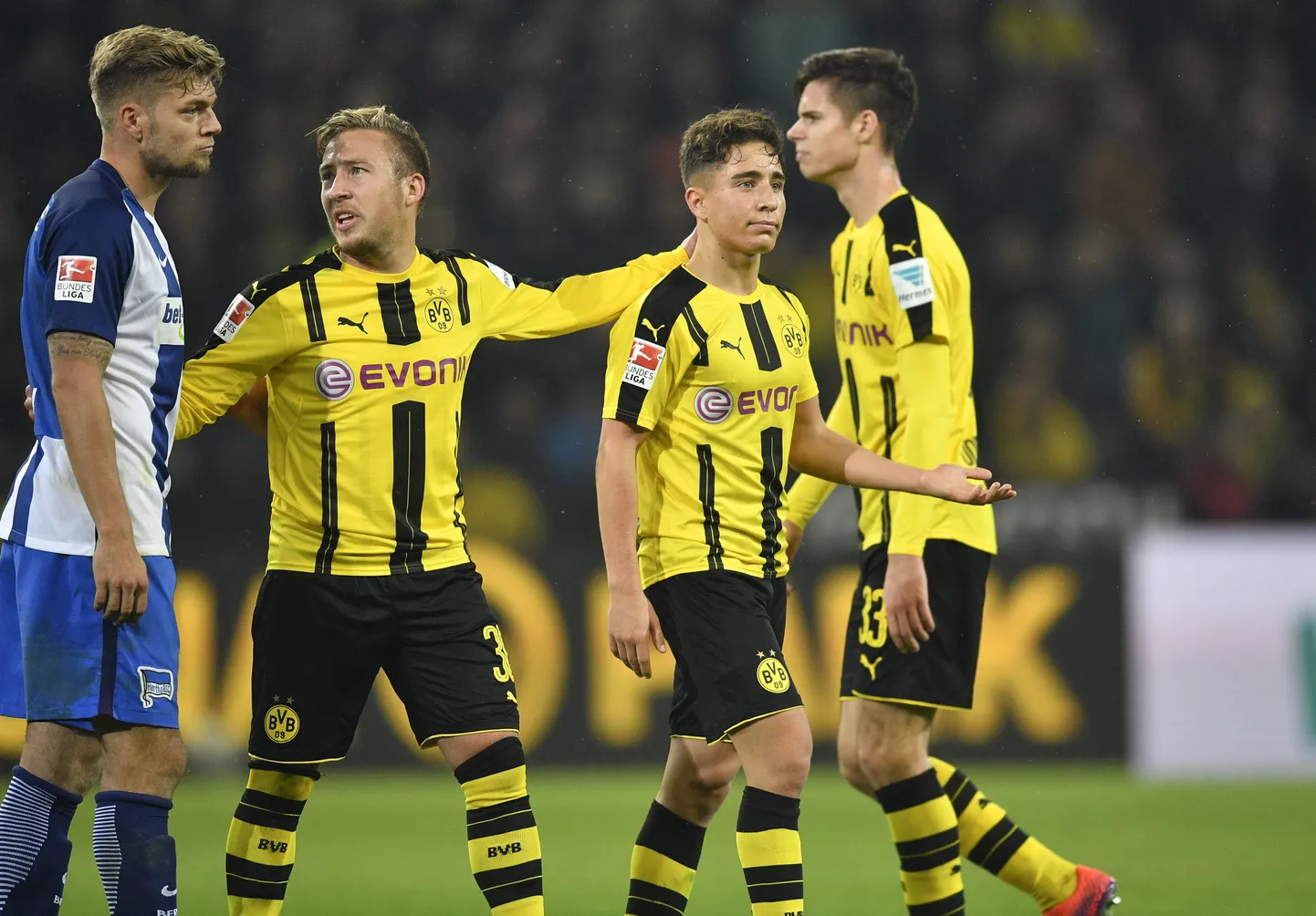 Pettunud Emre Mor (paremalt teine) saadetakse platsilt minema.