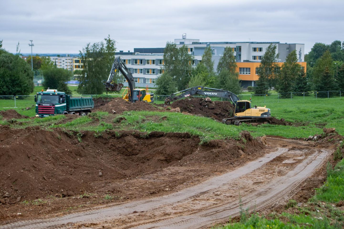 Nagu enamasti ikka, juhatavad ka Annelinna jalgpallihalli ehitamise sisse suured pinnasetööd.