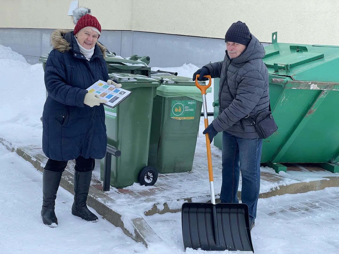 Valga korteriühistu Sepa 11 esimees Sirje Päss ja majahoidja Ziedonis Švalbe jälgivad, et mahutite ümbrus oleks puhas ning elanikud paneks jäätmed õigetesse konteineritesse.