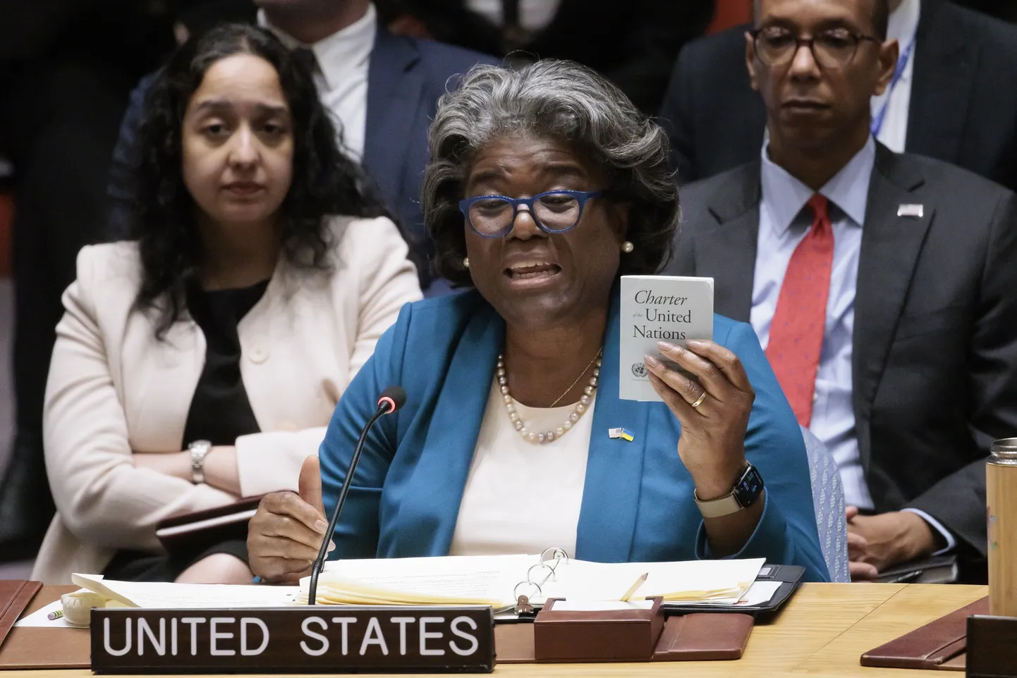 Ameerika Ühendriikide suursaadik ÜRO juures Linda Thomas-Greenfield hoiab ÜRO Julgeolekunõukogu koosolekul kõnet pidades käes ÜRO põhikirja koopiat.