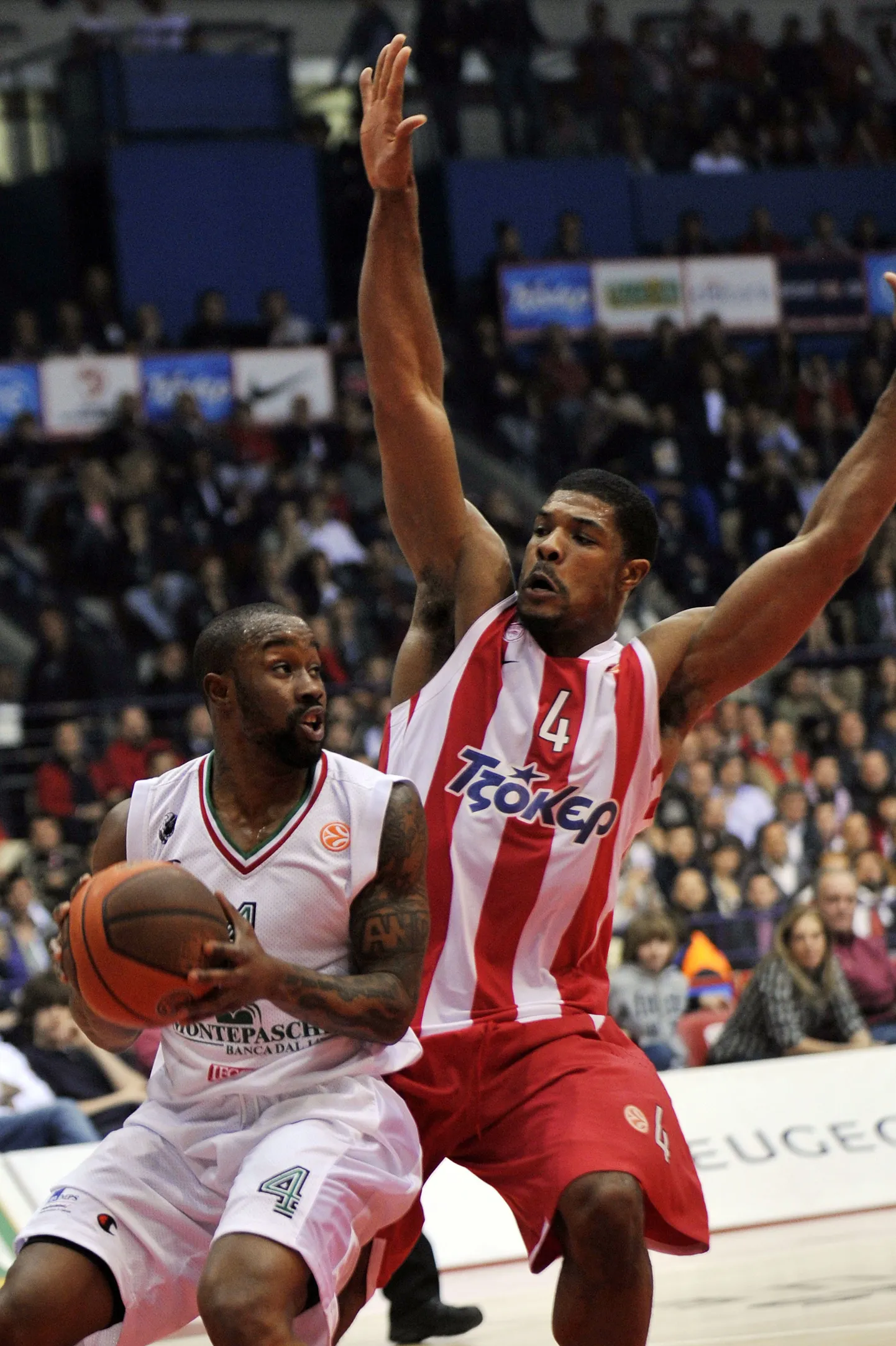 Bo McCalebb (palliga) Siena Montepaschi särgis.