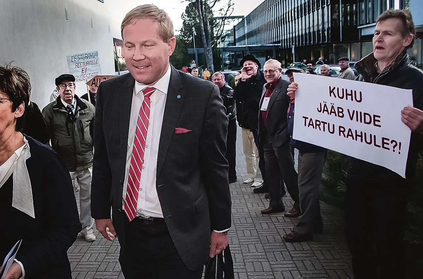 Reeturiks hüütud Marko Mihkelson muheles ja läks kõnelema väärikate ülikooli.