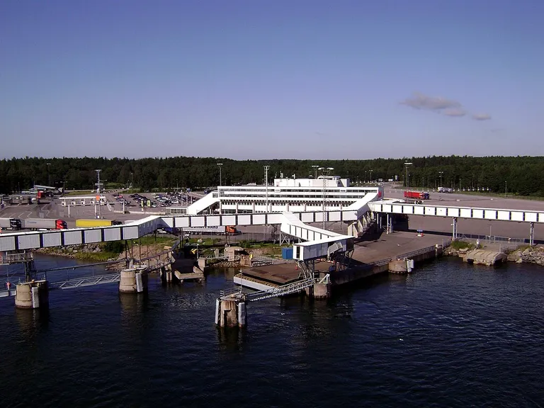 Kapellskäri sadamast poleks jalgsi reisijail laevakompaniide sõnul suurt kuhugi minna.