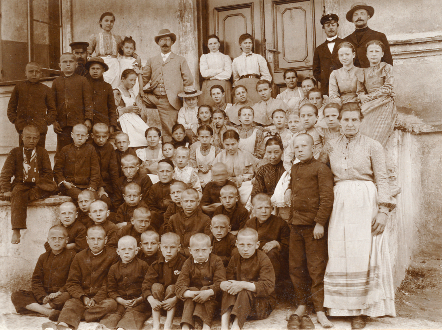 Вышгородское училище для бедных, 1905 год. Фотография сугубо иллюстративная, диктант был написан раньше, тогда эти ребятишки в школу еще не ходили, но рассмотрите снимок внимательно: он многое рассказывает о жизни в Эстляндской губернии.