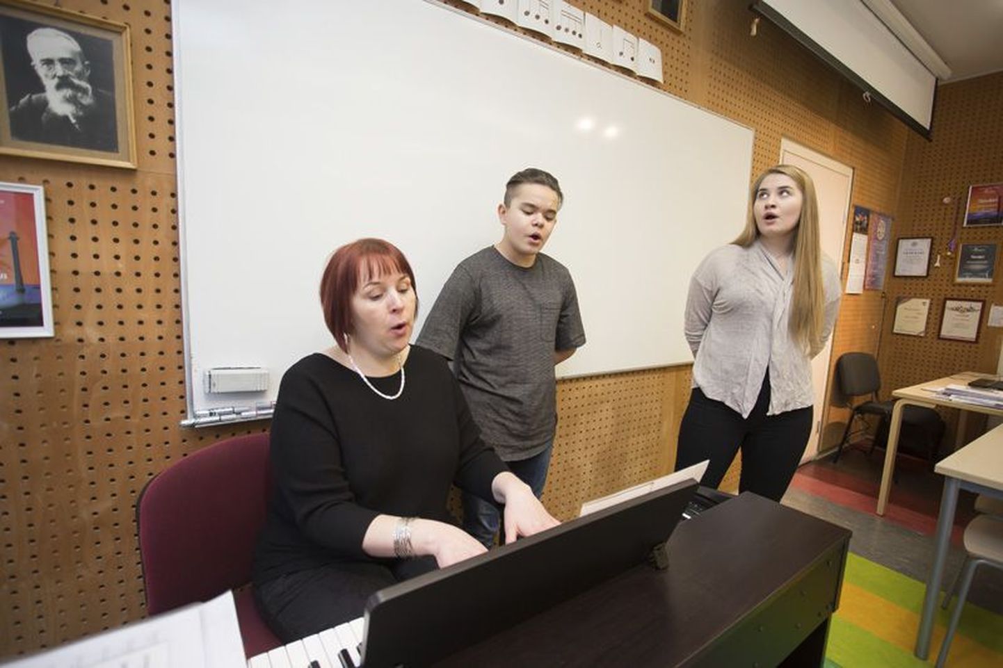 Kadrina keskkooli muusikaõpetaja Elene Altmäe ja tema õpilased, hõbehäälsed Henry Erenebus ja Regina Sundejeva laulavad igal vabal hetkel.