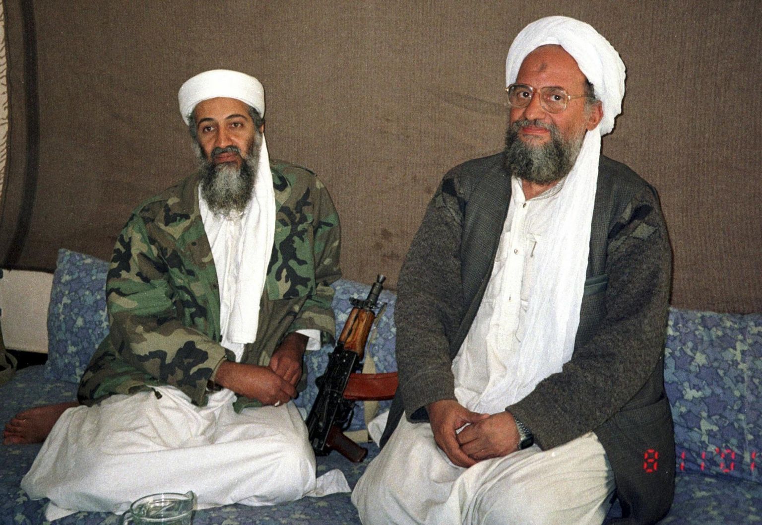 Terrorirühmituse Al-Qaeda toonane liider Osama bin Laden (vasakul) 2001. aasta novembris koos oma nõuniku ja hiljem organisatsiooni juhiks kerkinud Ayman Al-Zawahiriga intervjuu ajal Pakistani ajalehele Dawn.