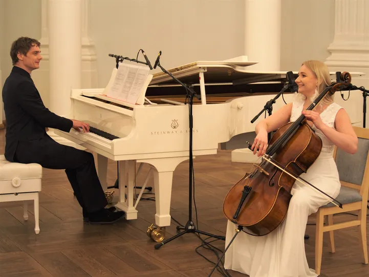 VIDEO Tšellist Olja Raudonen ja pianist Margus Riimaa salvestasid aulas ...